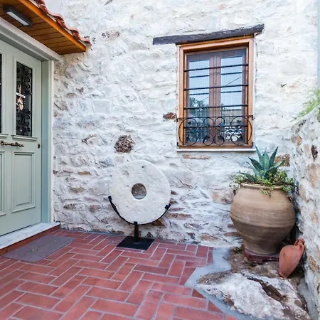 Feriehus Restored 1902 Stone House With Superb Sea View