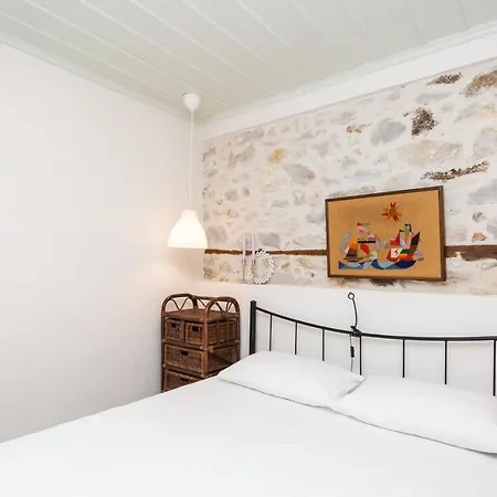 Feriehus Restored 1902 Stone House With Superb Sea View *