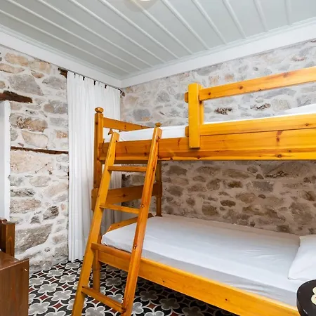 Feriehus Restored 1902 Stone House With Superb Sea View